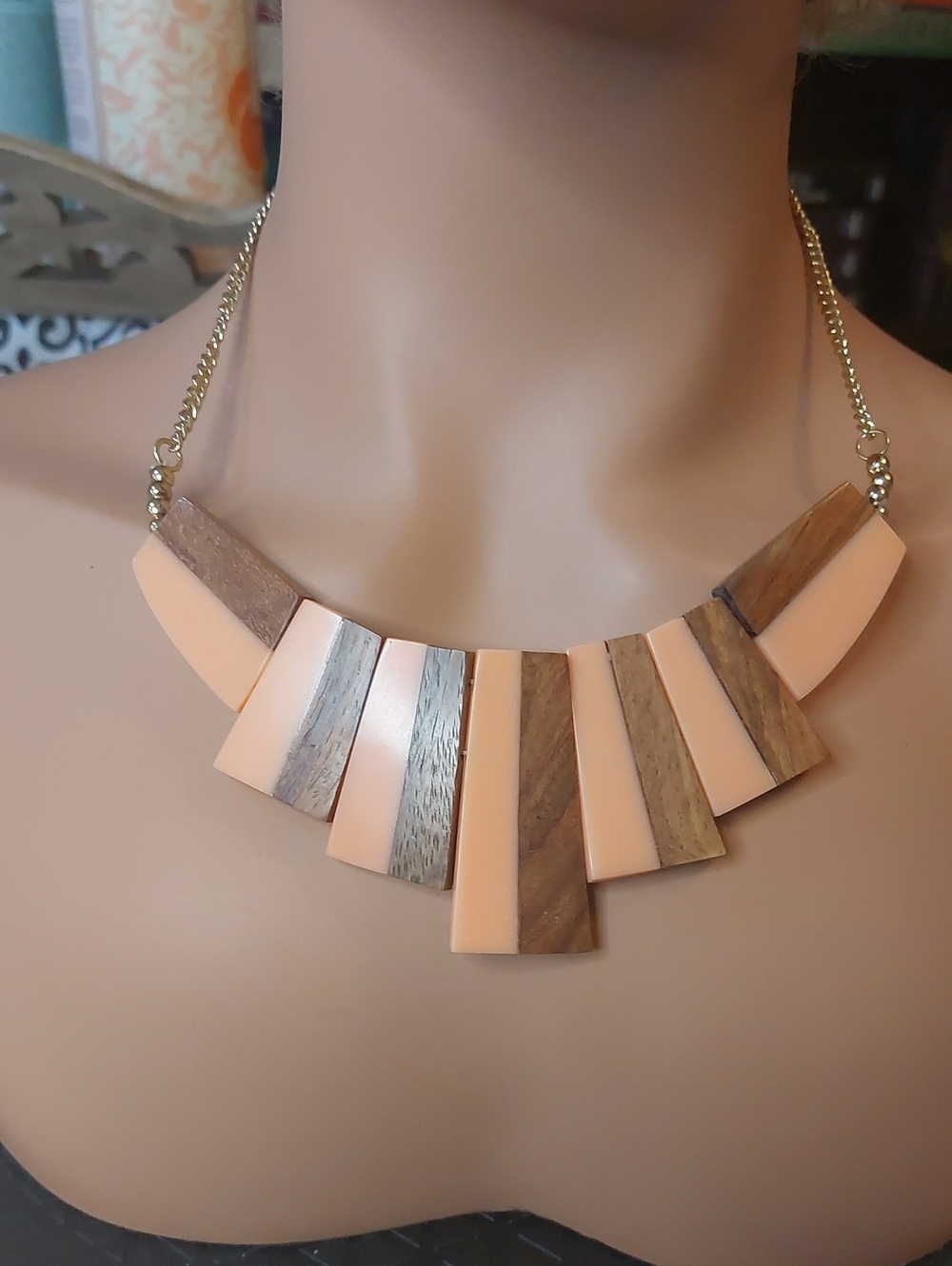 💚3/$25 Mod Wood and Peach Resin Geometric Bib Statement Necklace